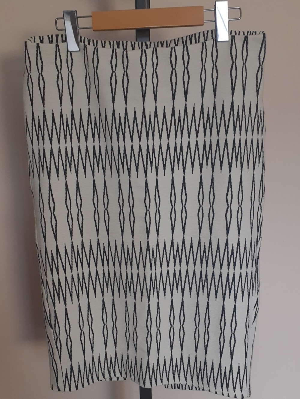 Zara Black and Ivory Geometric Pencil Skirt - Sz Large